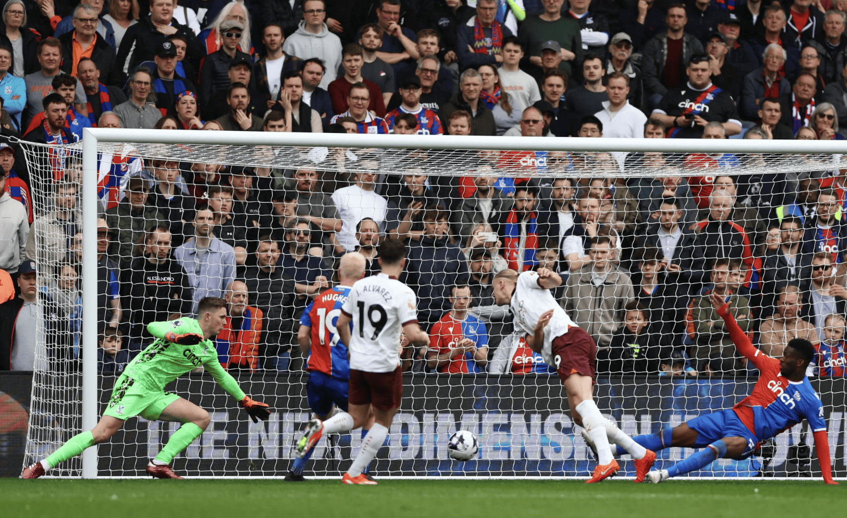 切尔西主场不敌曼城，继续领跑英超的简单介绍