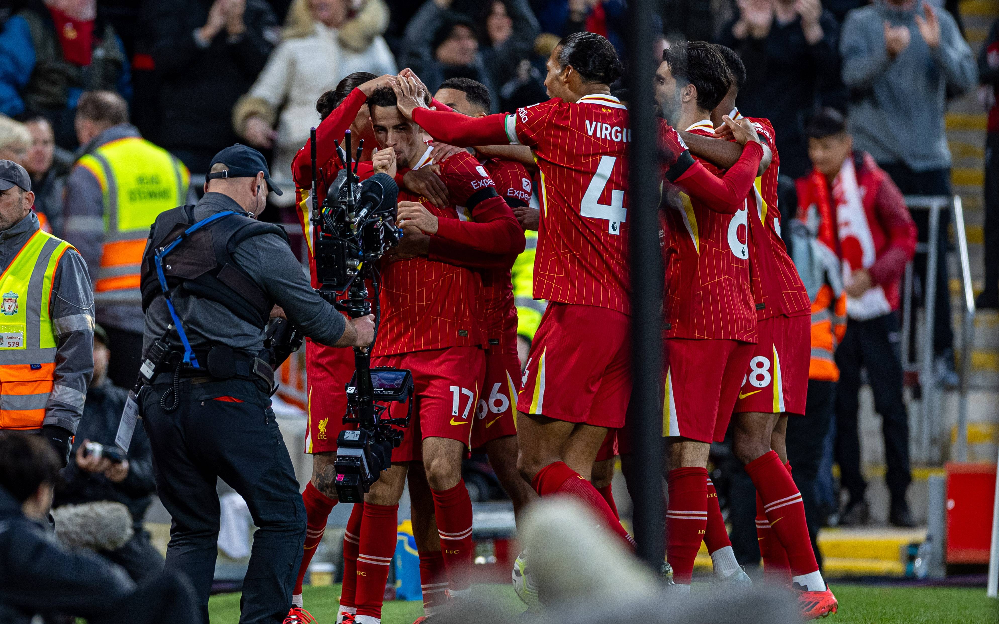 切尔西主场不敌曼城，继续领跑英超的简单介绍